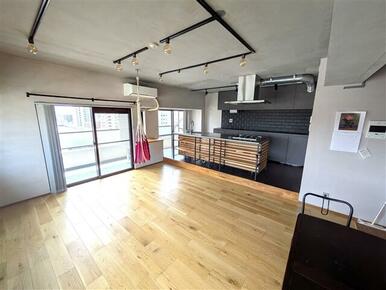 2面採光のLDKです。床暖房付き！