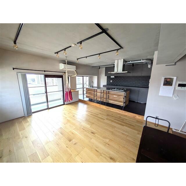 2面採光のLDKです。床暖房付き！