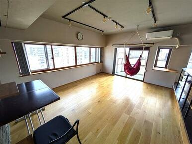 2面採光のLDKです。床暖房付き！