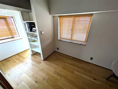 作業スペースとして十分な広さの洋室です。こちらも床暖房が付いております。