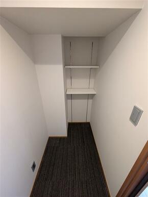 洋室には防音仕様の納戸がございます。