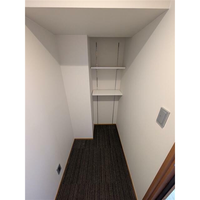 洋室には防音仕様の納戸がございます。