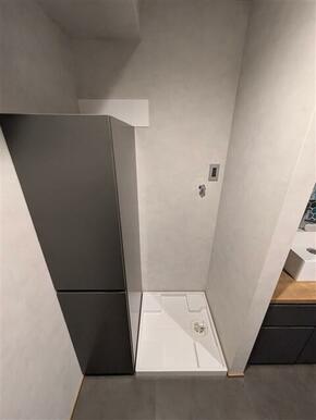 洗濯機置き場＆収納。ドラム式洗濯機設置可能です。