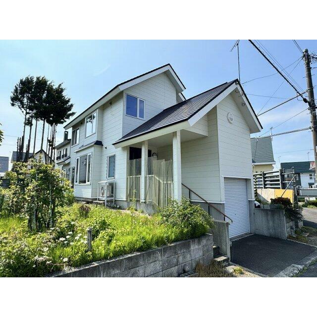 白い外観に三角屋根の建物です。