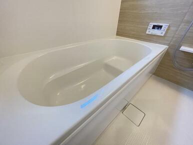 浴槽内はベンチ付きなので半身浴や親子一緒に入浴が楽しめます♪