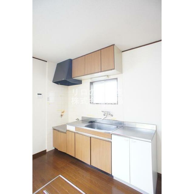 自然光が入る、換気もしやすい窓付きのキッチンです♪