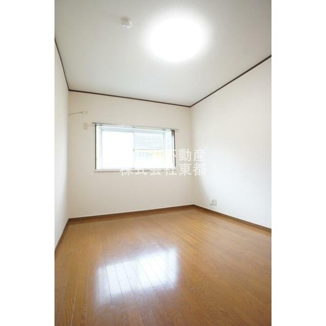 落ち着いた雰囲気で寝室向きのお部屋です♪