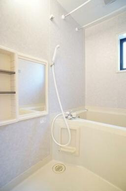 浴室です。白を基調としており、清潔感のある空間です！鏡や小物を置ける棚がとても便利です！