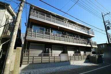 開口部前面が道路となっており高い遮蔽物からも距離があります。