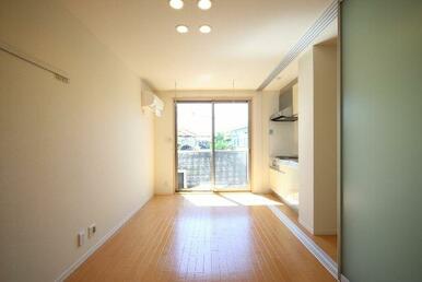 １０．７帖の洋室。玄関から洋室方向です。