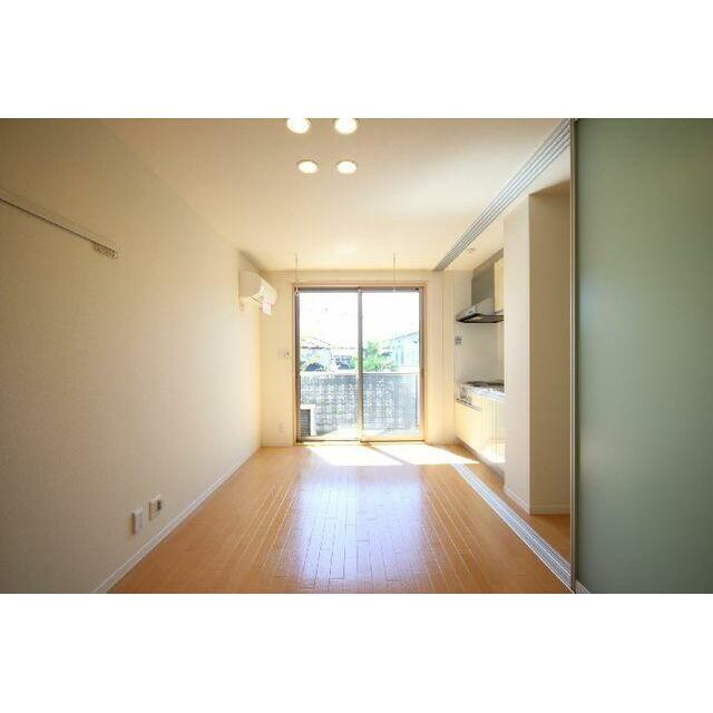 １０．７帖の洋室。玄関から洋室方向です。