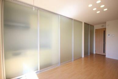 半透明スクリーンでキッチンと収納を目隠し可能です。