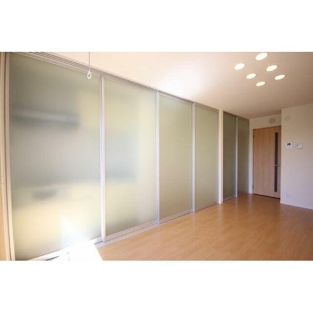 半透明スクリーンでキッチンと収納を目隠し可能です。