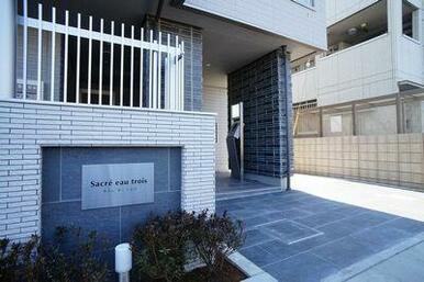 建物正面入り口の様子。オートロック対応の賃貸マンションになります。