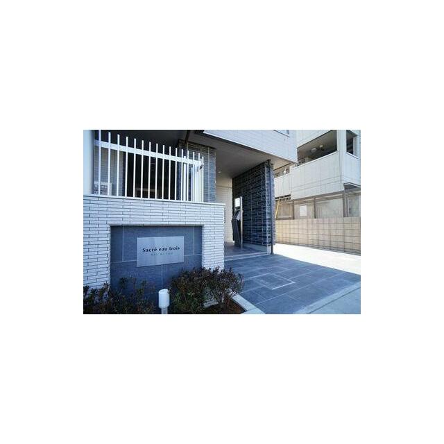 建物正面入り口の様子。オートロック対応の賃貸マンションになります。