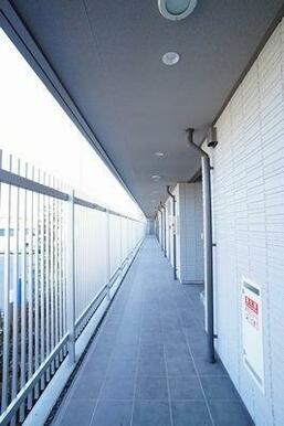 １階共用通路の様子です。