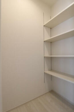 1号棟 キッチン横パントリー