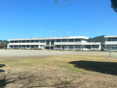 美里町立中央小学校　５５０ｍ　徒歩８分