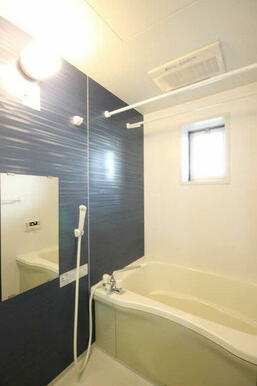 ◆浴室◆清潔感あるホワイトが基調の浴室です！一面だけブルーになっていて、オシャレ仕様！一日の疲れをし