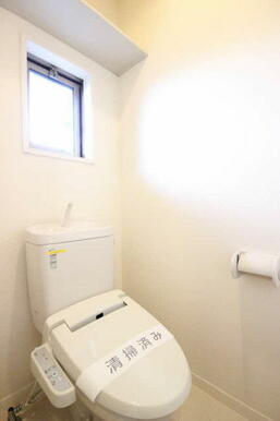◆トイレ◆嬉しい多機能付便座です！寒い時期でも安心です！また上には棚も付いていますのでトイレ用品がス