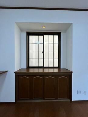 「LDK」中古戸建てならではの出窓があり写真立て等を置くことができます