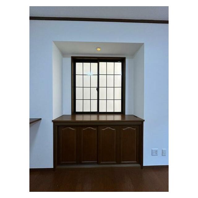 「LDK」中古戸建てならではの出窓があり写真立て等を置くことができます