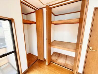 「2階東側洋室」豊富な収納がございます