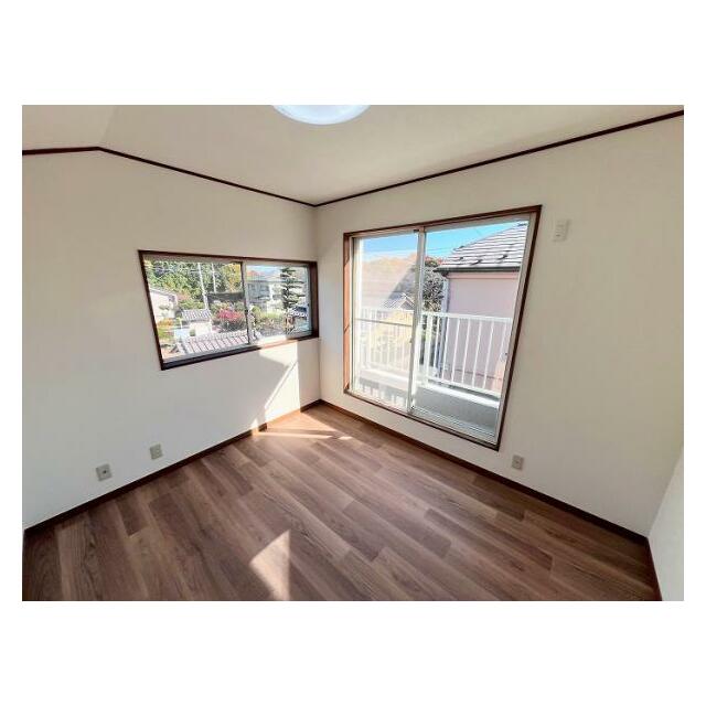 「2階東側洋室」2面採光でバルコニーへの出入りが可能です