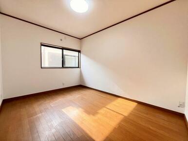 「2階中央洋室」