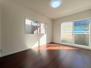 「２階東側洋室」２面採光で日当たり良好です