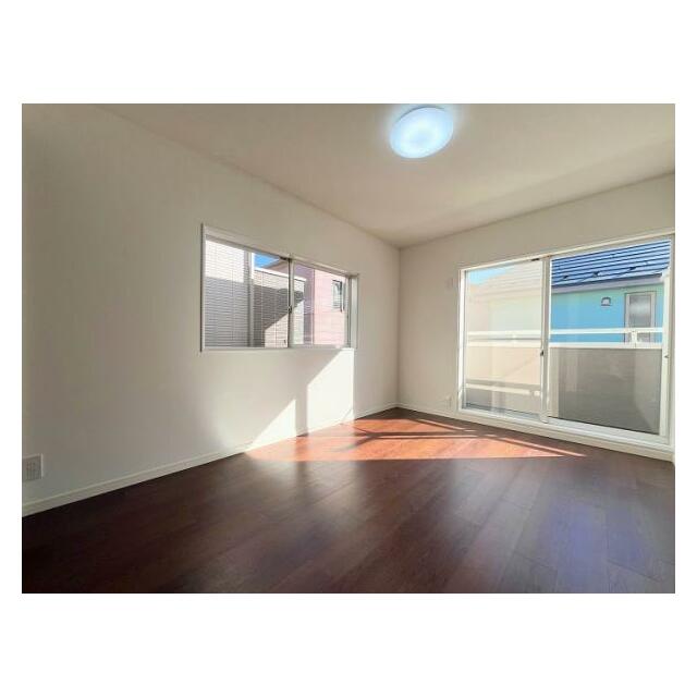 「２階東側洋室」２面採光で日当たり良好です