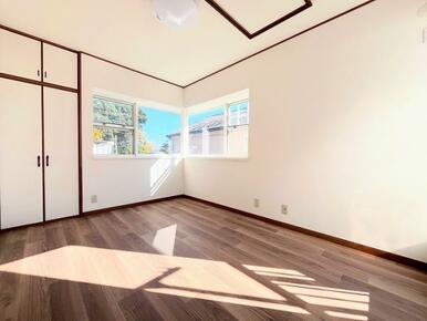 「2階西側洋室」2面採光でクローゼット付きです