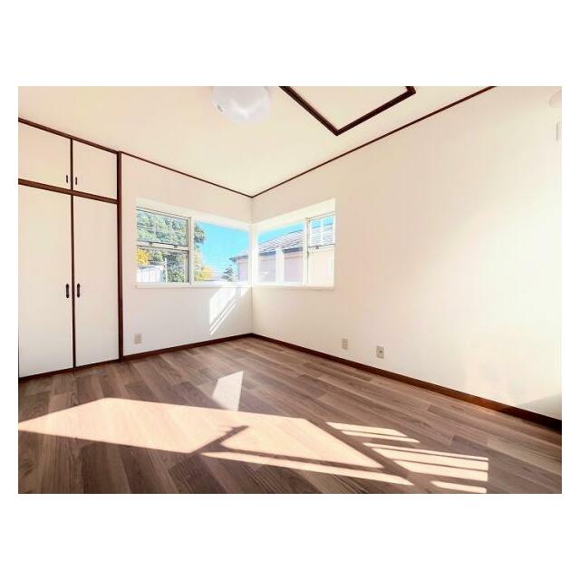 「2階西側洋室」2面採光でクローゼット付きです