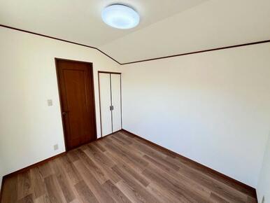 「2階東側洋室」約6帖洋室でクローゼット付きです。