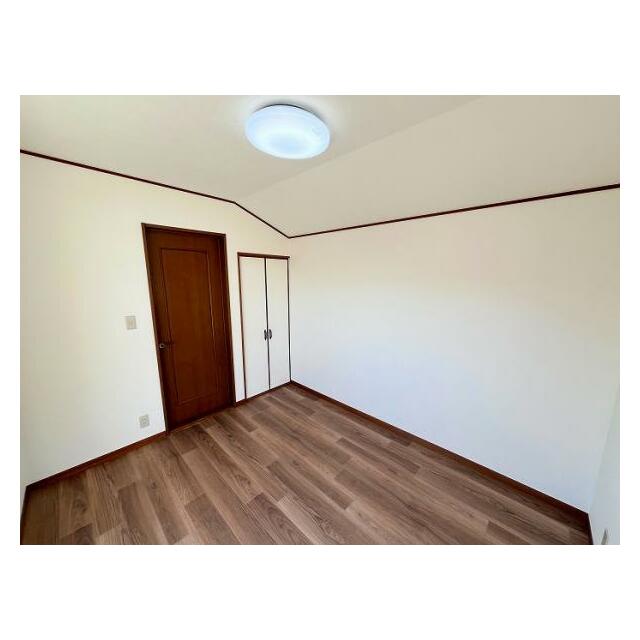 「2階東側洋室」約6帖洋室でクローゼット付きです。