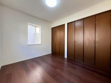 「２階北側洋室」採光の取れた洋室です