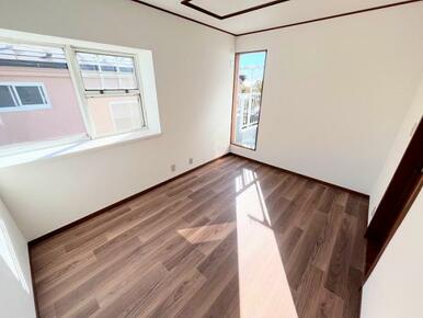 「2階西側洋室」約5帖の洋室です