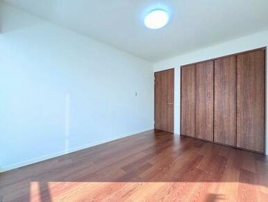 「２階東側洋室」約6帖の洋室です