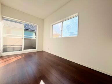 「２階西側洋室」２面採光で日当たり良好です