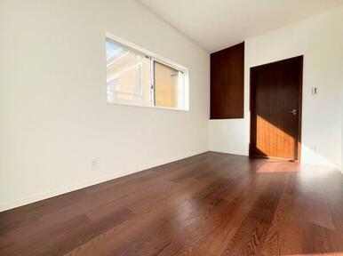 「２階西側洋室」5帖の洋室です