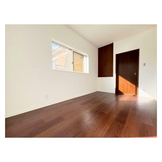 「２階西側洋室」5帖の洋室です