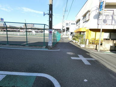 建物から駅への近道