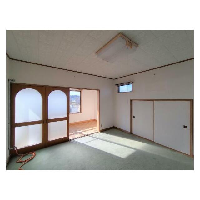 二階西側洋室の様子（敷き込みジュータンです）