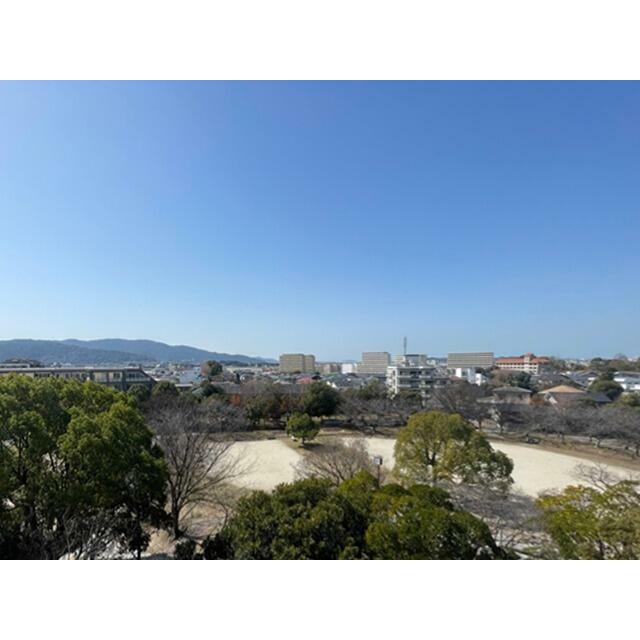 青空の下、広がる街並みと自然が調和した眺望。季節の移ろいを身近に感じられる開放感あふれる景色です。
