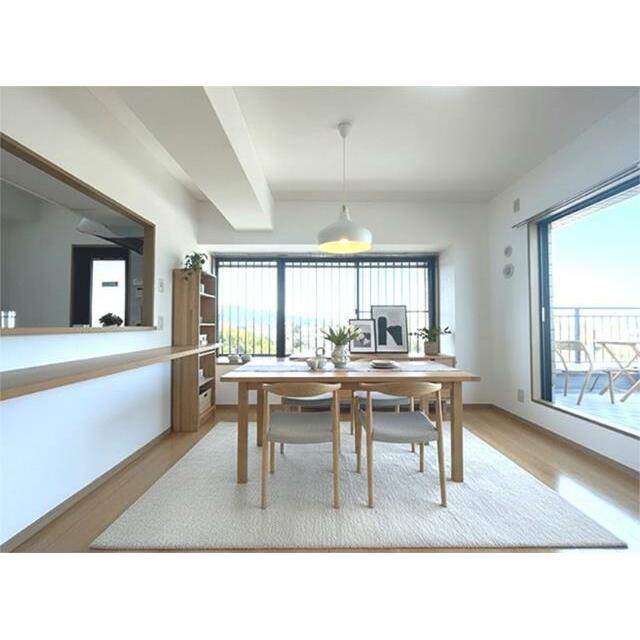 開放的なリビングダイニングからは、広がる眺望とたっぷりの陽光が届きます。家族との食事や友人とのカフェ