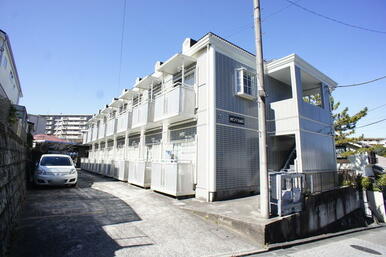 軽量鉄骨造の2階建てアパートです☆