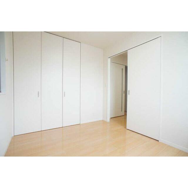 【洋室】天井までのクローゼットでたっぷり収納です♪
