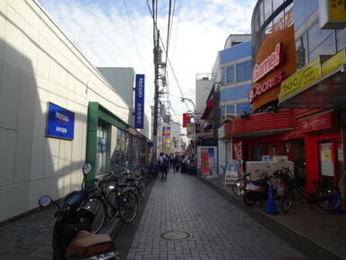 みずほ銀行調布仙川支店が駅からマンションまでの商店街にあります