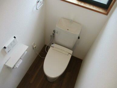 トイレは新品のLIXIL社製の壁リモコンタイプ、温水シャワー付きトイレが設置くされました。