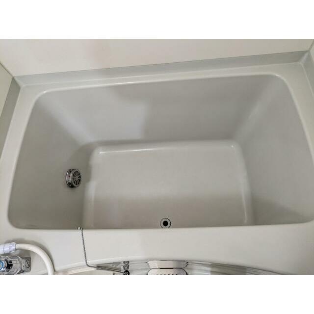 明るい浴室でリラックス